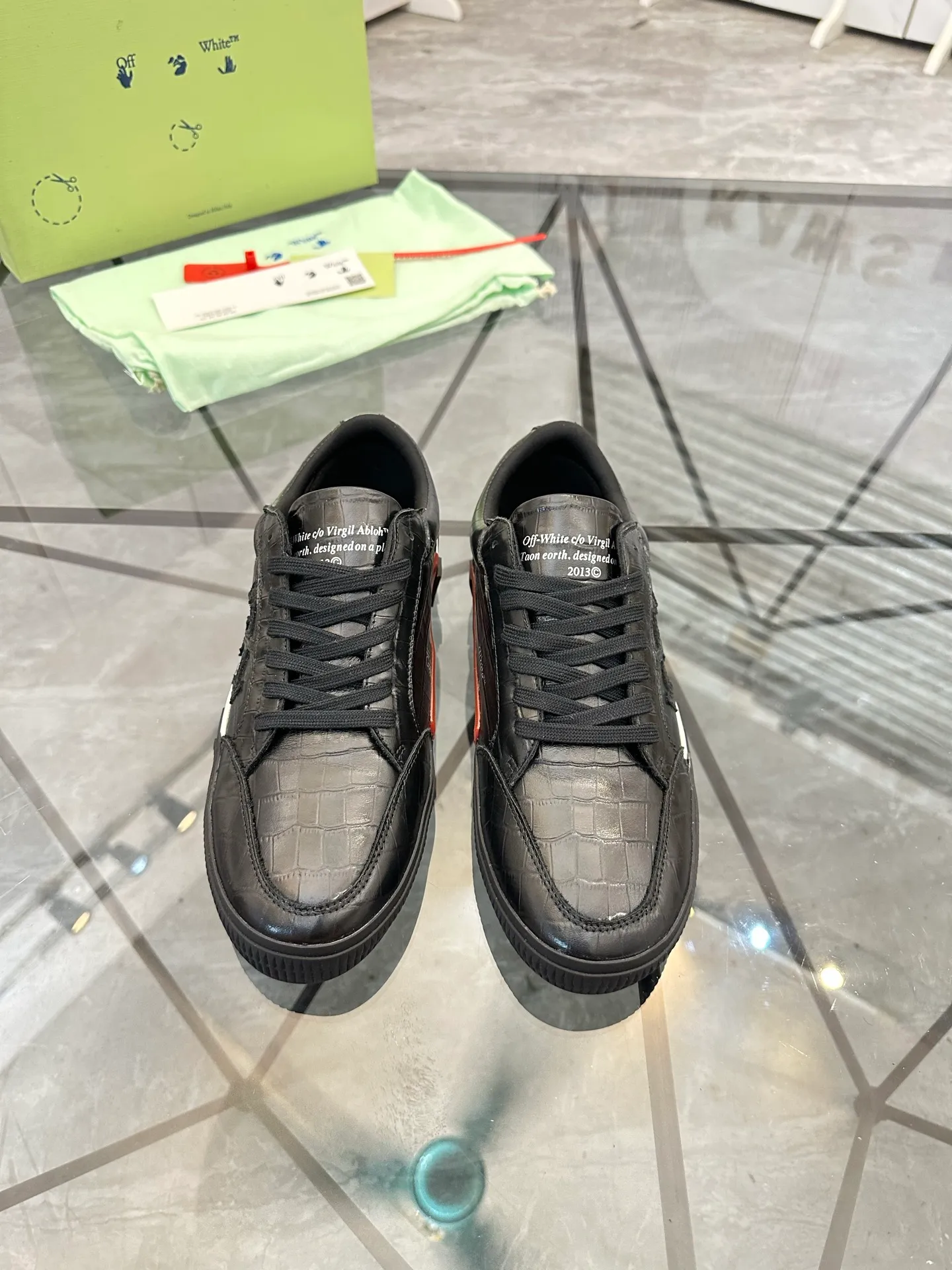 Selling men's shoes 💰: 💰P440¥ Product trademark: OFF WHITE *"OFF WHITE*" low-top casual shoes Regular size: 35-45 (can be customized to 46) Couple style Product material: imported cowhide upper, breathable lining, original outsole. No.: H203